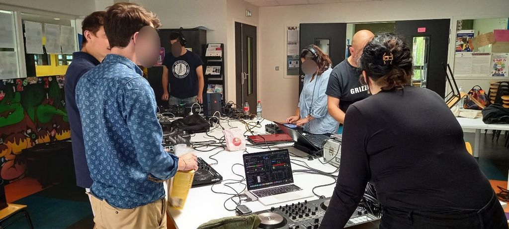 Atelier Scratch-Djing quartier d’été 2025 -Tergnier - Politique de la ville - Communauté d'agglomération Chauny Tergnier La Fère Atelier Scratch-Djing quartier d’été 2025 -Tergnier - Politique de la ville - Communauté d'agglomération Chauny Tergnier La Fère