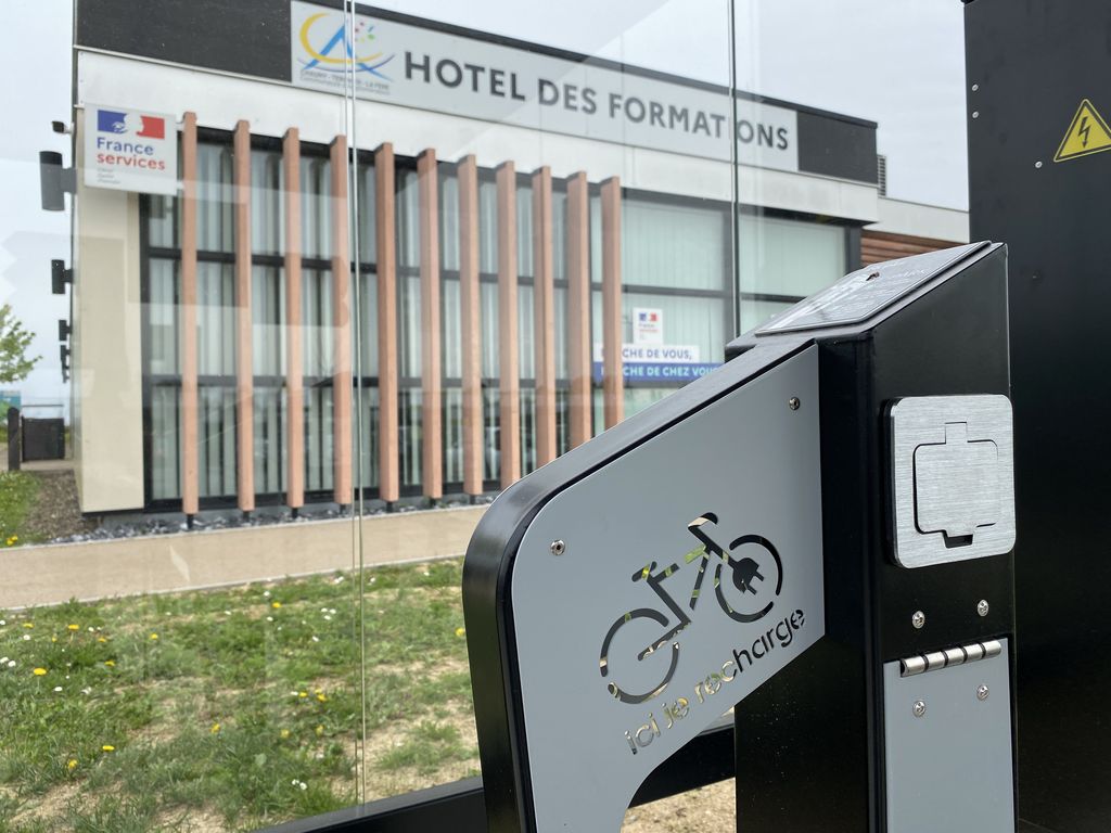 Un nouvel abri vélo avec recharge à l’Hôtel des formations 03 - Communauté d'agglomération Chauny Tergnier La Fère