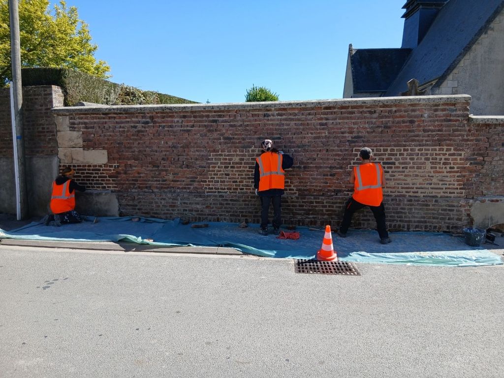 Le chantier d’insertion redonne vie au mur du cimetière de Marest-Dampcourt – Communauté Agglomération CTLF