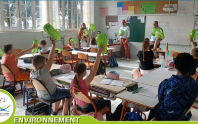 Des gourdes et des sacs offerts aux élèves grâce au soutien de nos partenaires